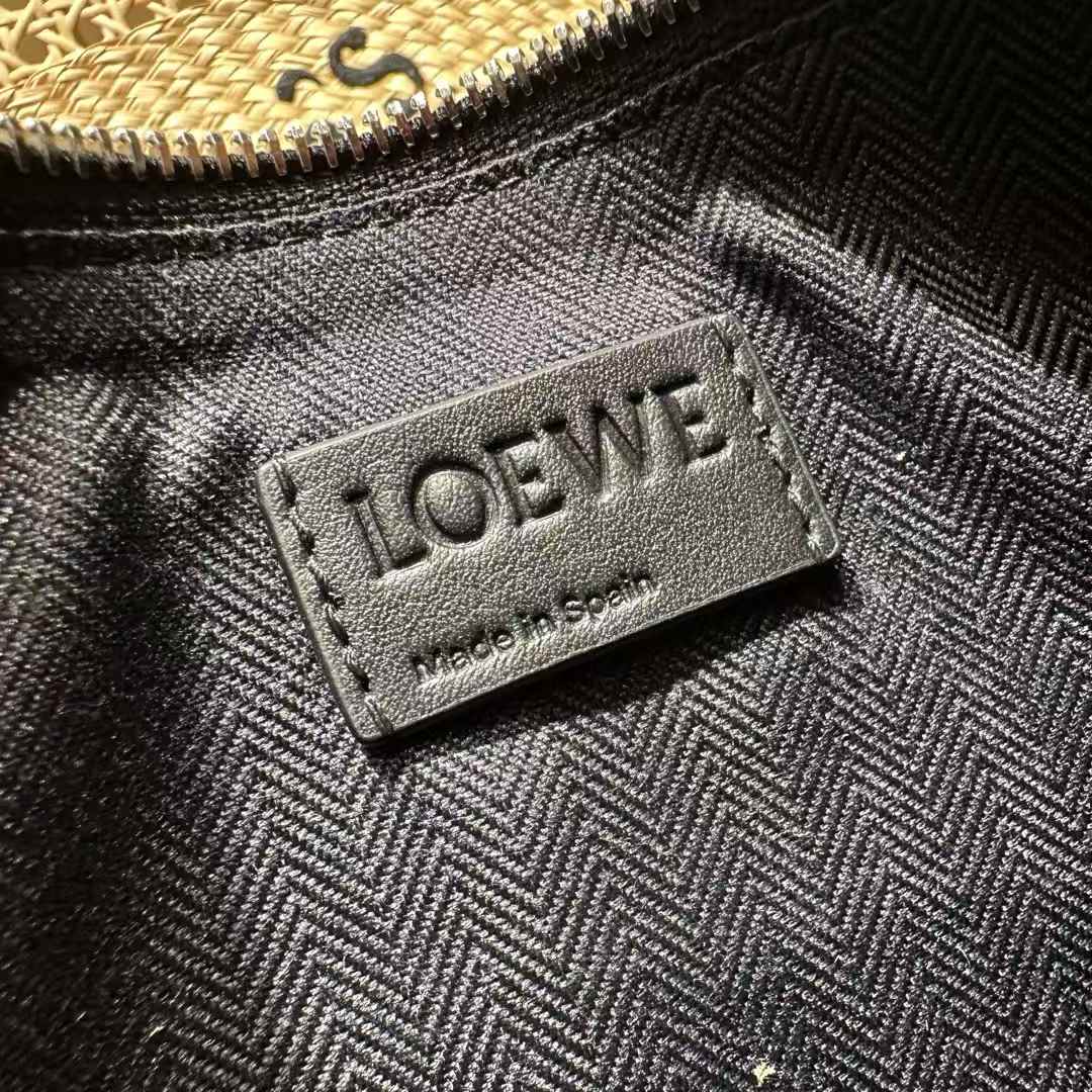 Loewe Hammock hobo in classic calfskin view 7