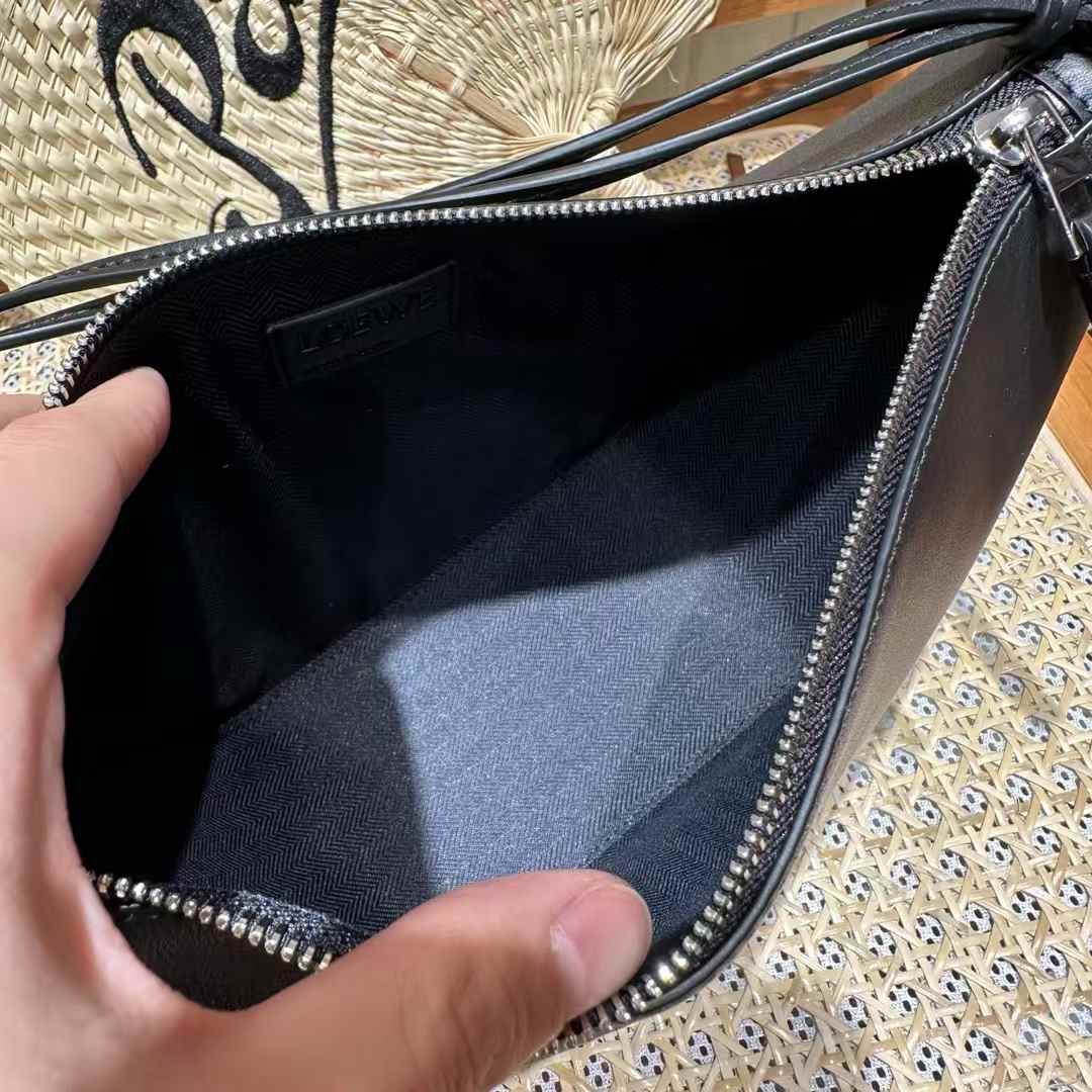 Loewe Hammock hobo in classic calfskin view 8