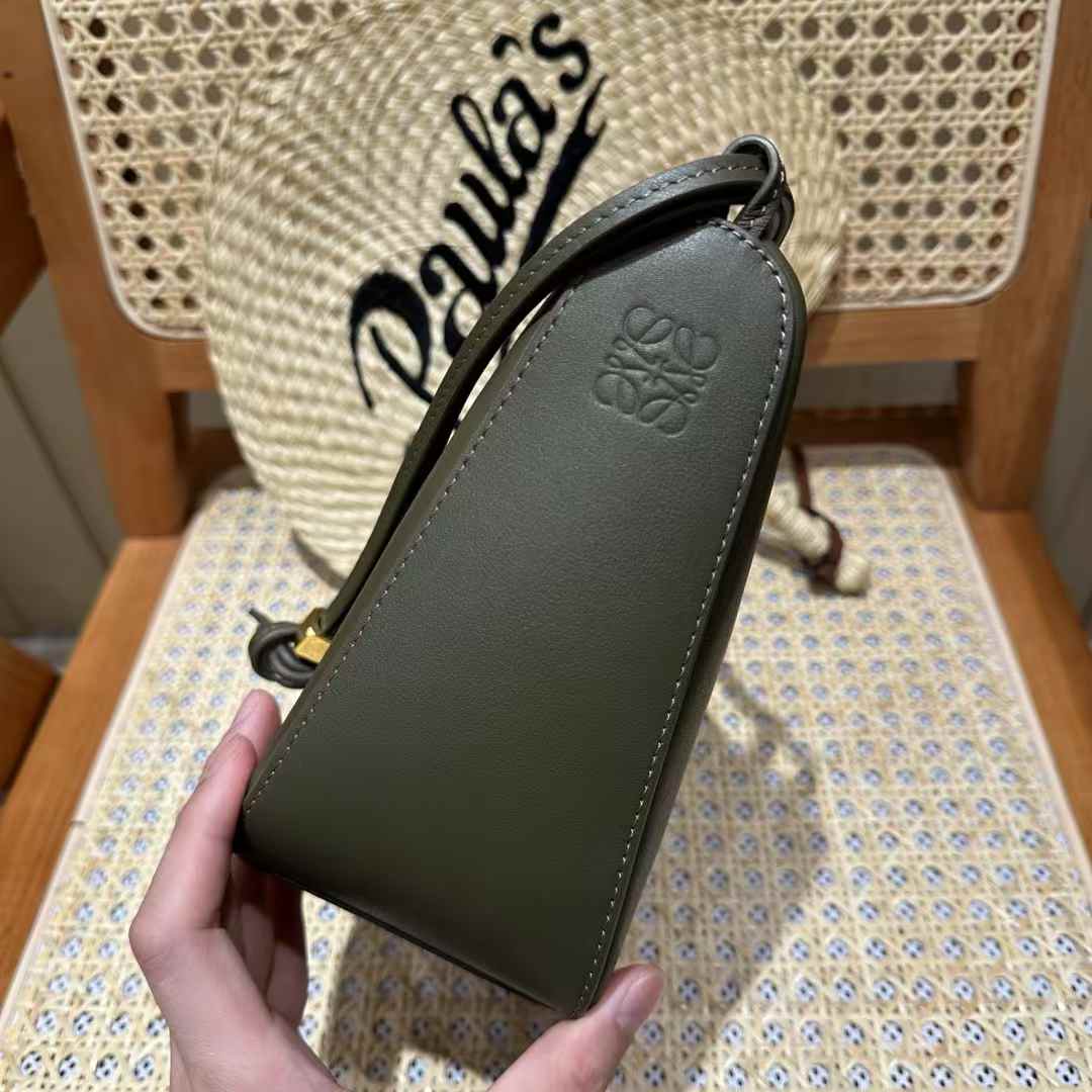 Loewe Hammock hobo in classic calfskin view 2