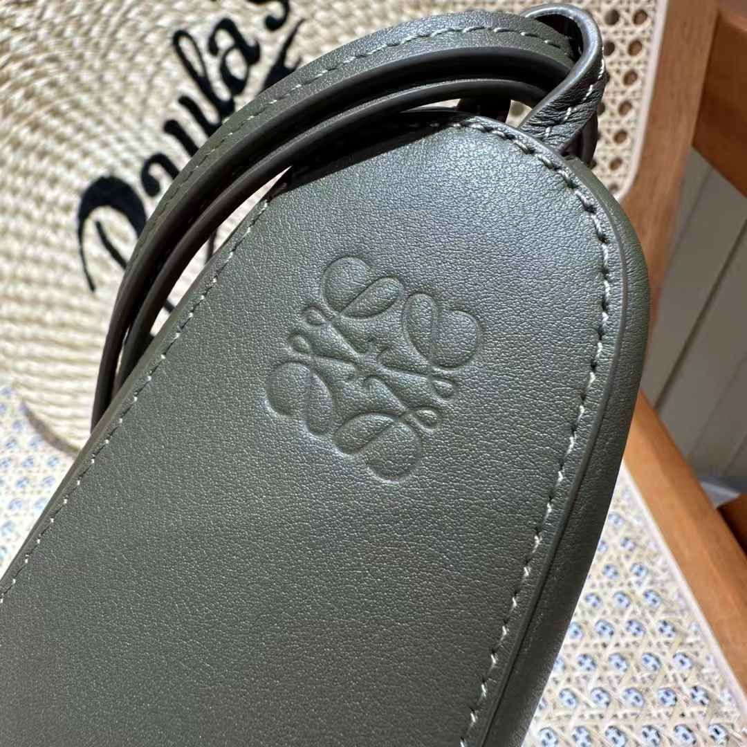 Loewe Hammock hobo in classic calfskin view 3