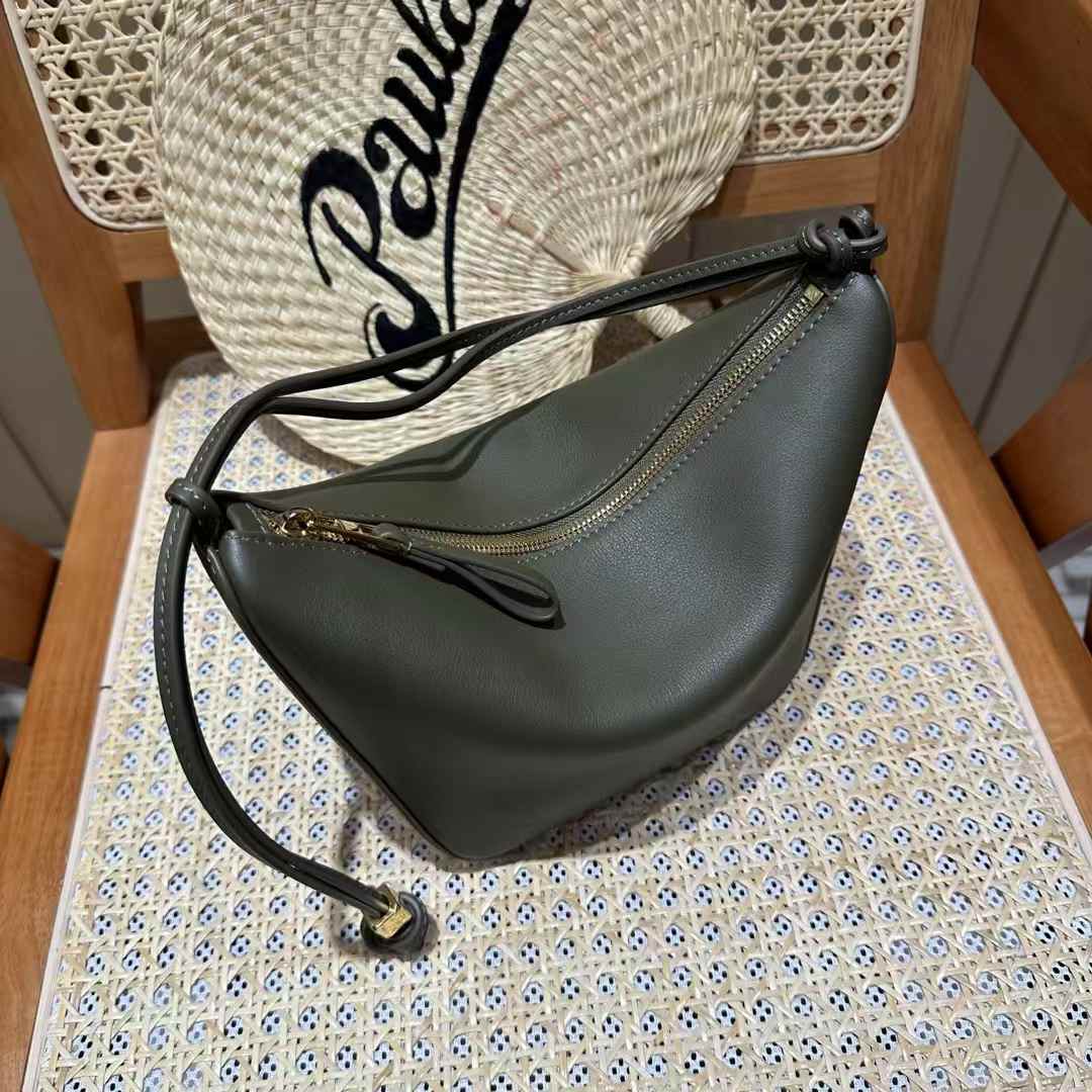 Loewe Hammock hobo in classic calfskin view 4