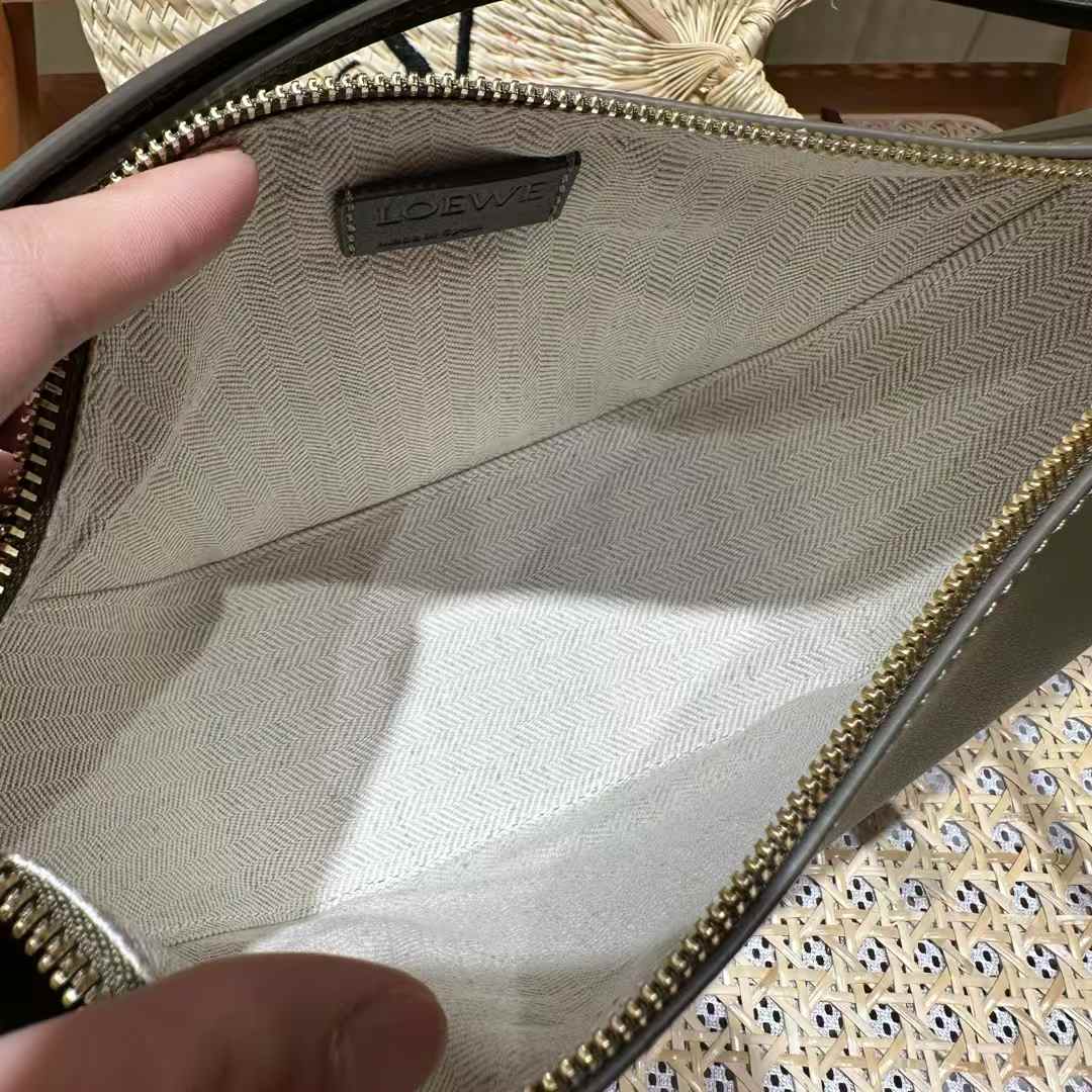 Loewe Hammock hobo in classic calfskin view 5