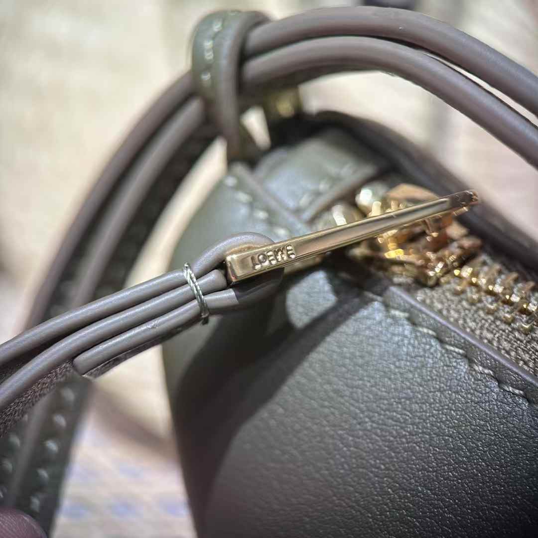 Loewe Hammock hobo in classic calfskin view 7