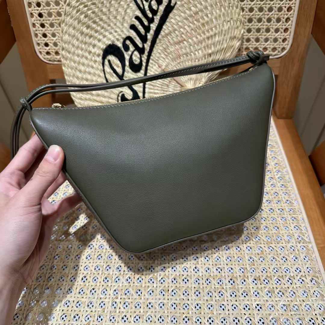 Loewe Hammock hobo in classic calfskin view 9