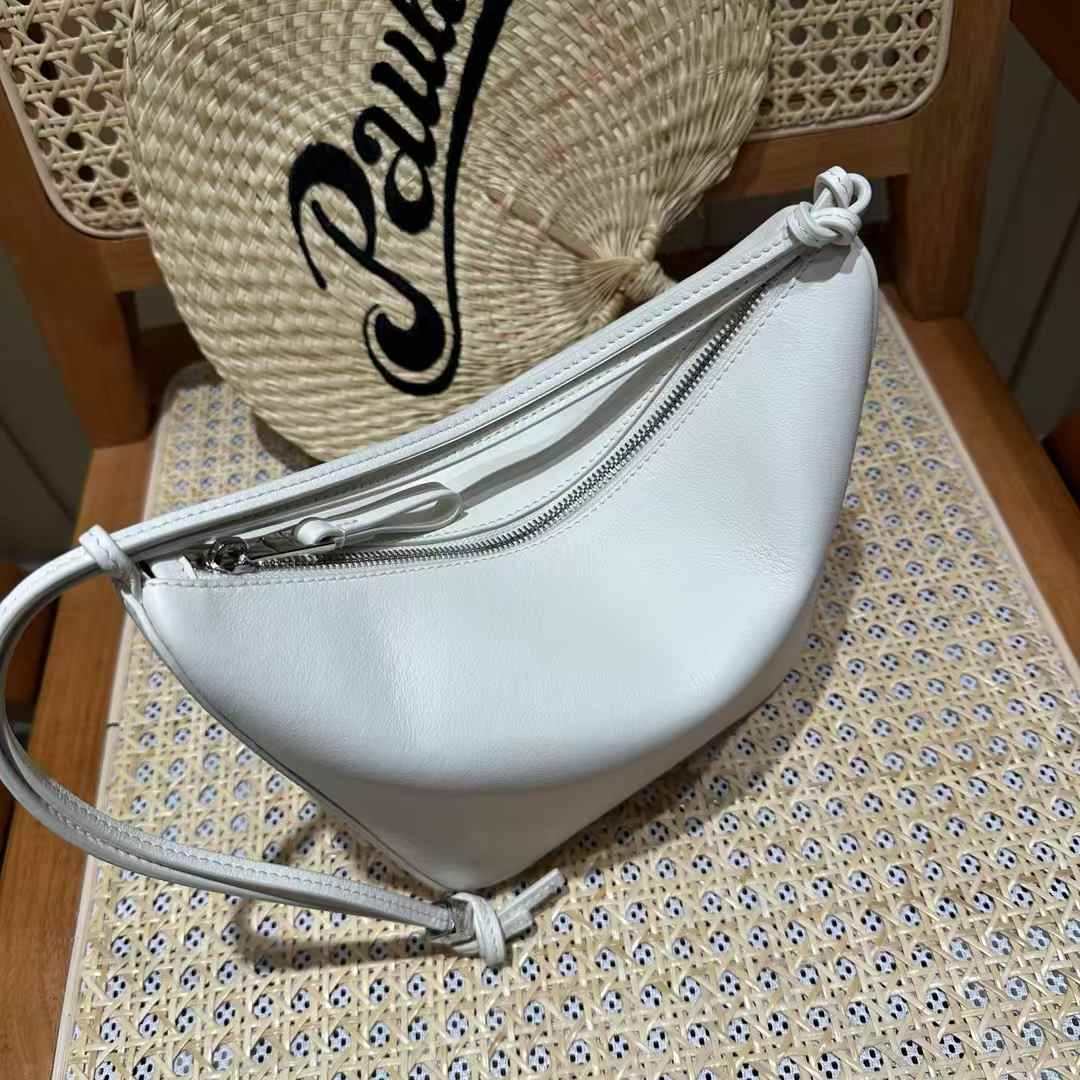 Loewe Hammock hobo in classic calfskin view 3