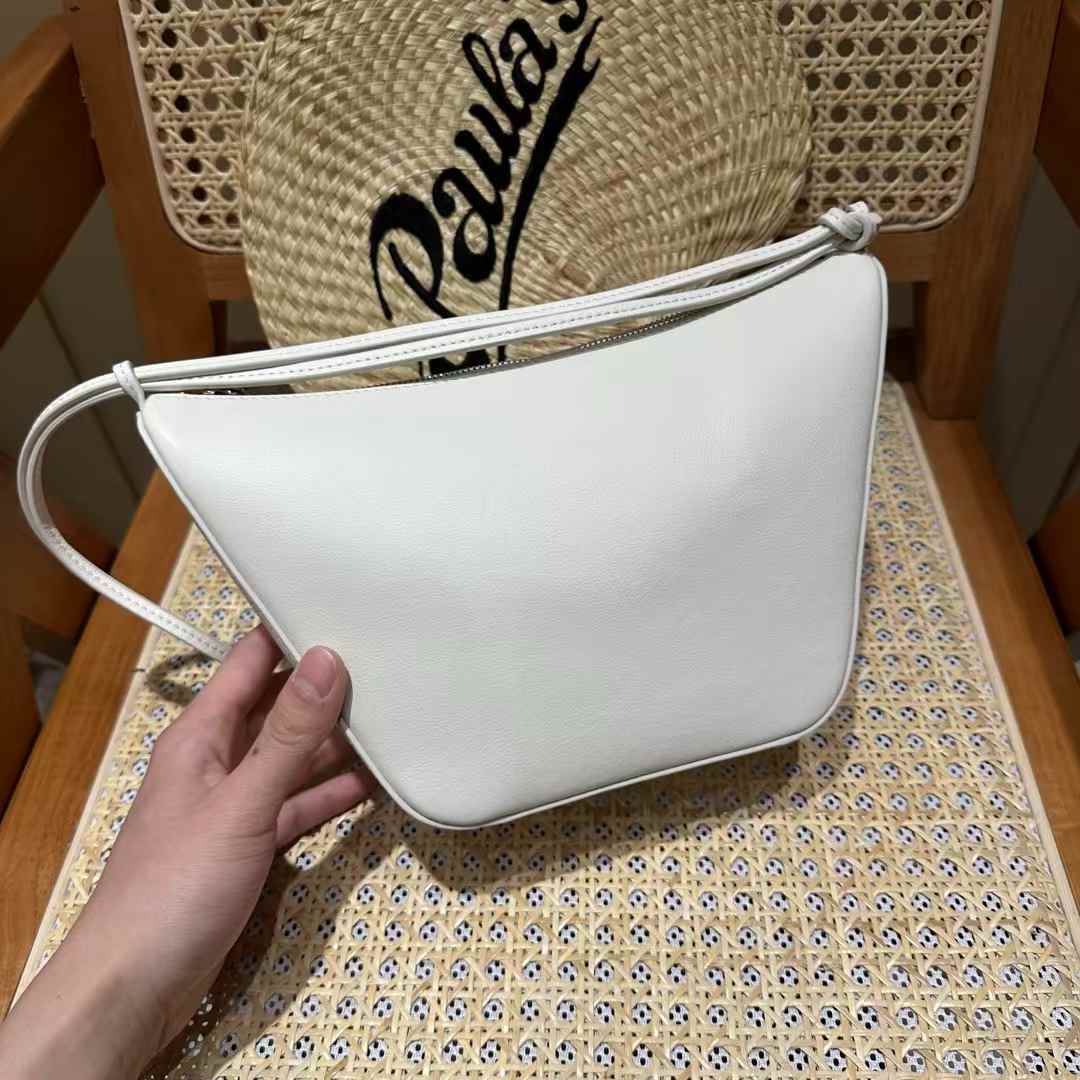 Loewe Hammock hobo in classic calfskin view 4