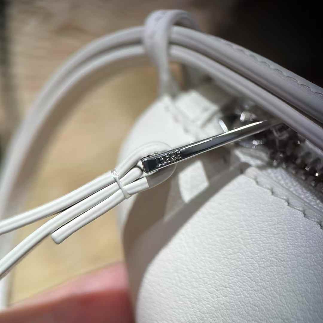 Loewe Hammock hobo in classic calfskin view 5