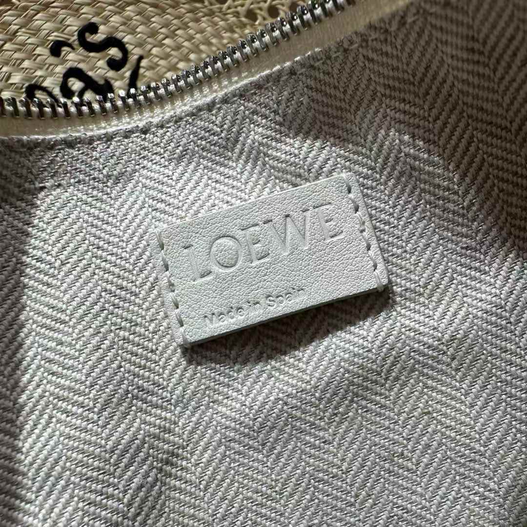 Loewe Hammock hobo in classic calfskin view 7