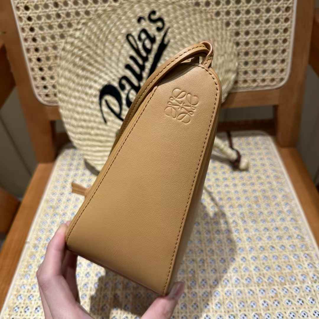 Loewe Hammock hobo in classic calfskin view 2