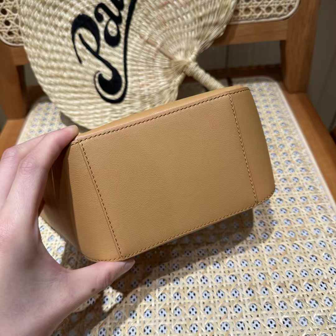 Loewe Hammock hobo in classic calfskin view 3