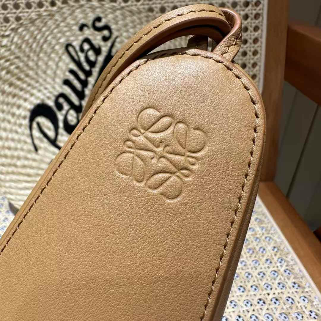 Loewe Hammock hobo in classic calfskin view 4