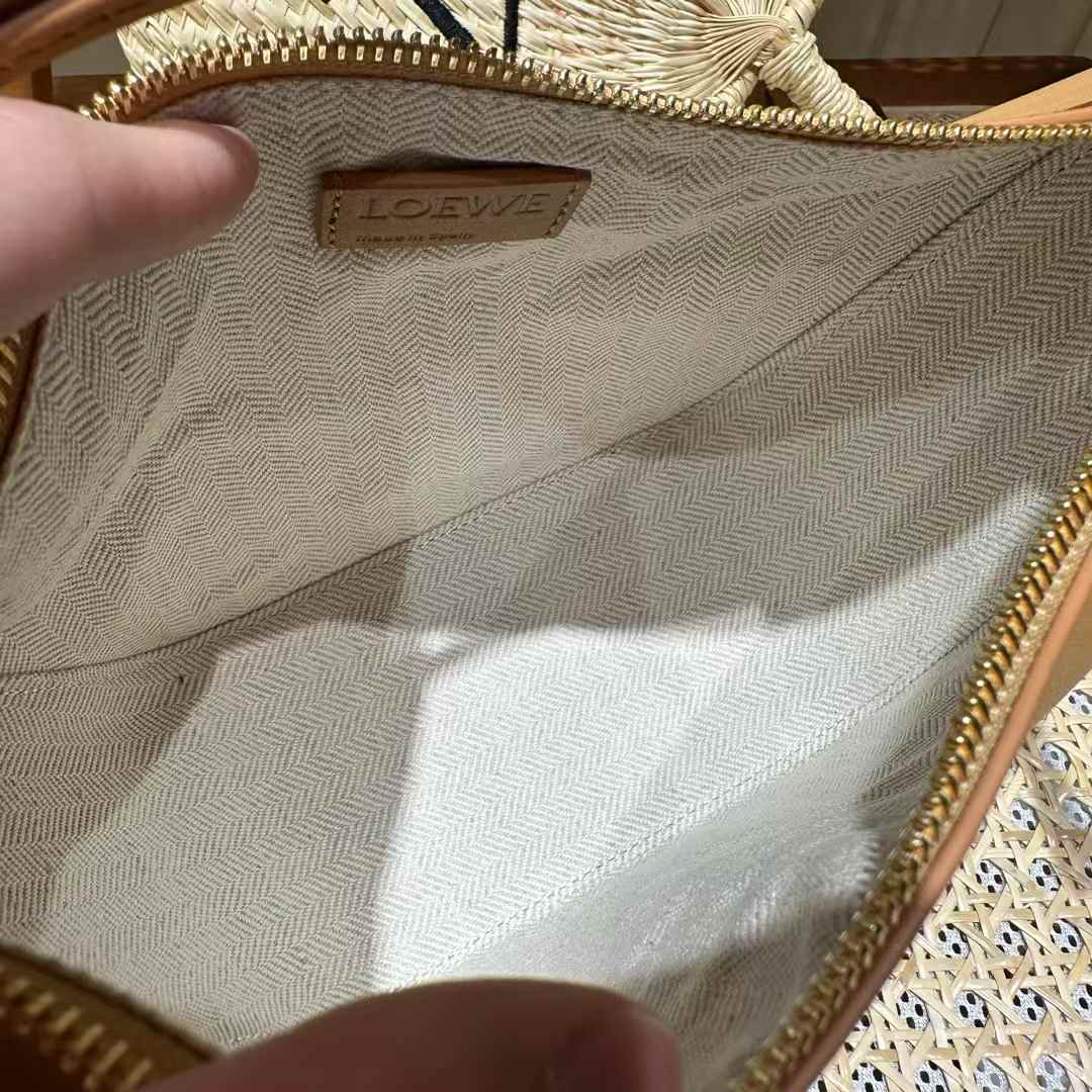 Loewe Hammock hobo in classic calfskin view 5