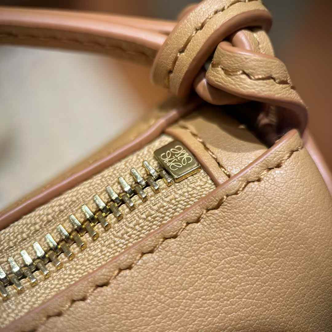 Loewe Hammock hobo in classic calfskin view 6