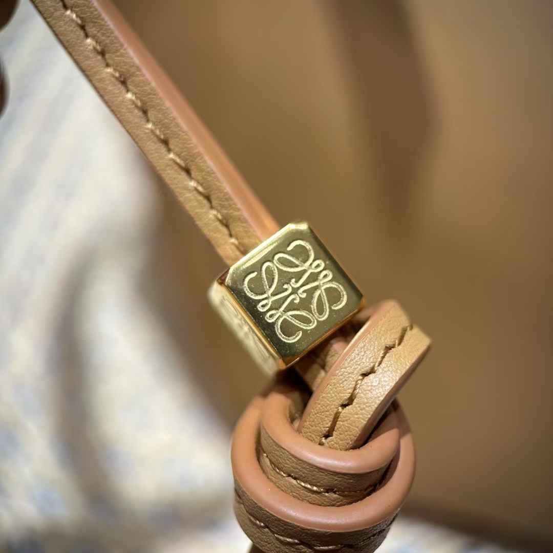 Loewe Hammock hobo in classic calfskin view 7