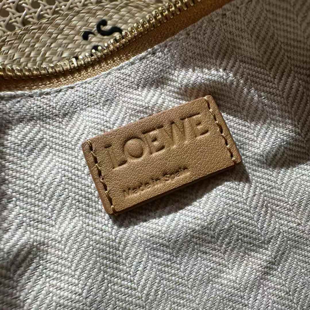 Loewe Hammock hobo in classic calfskin view 8
