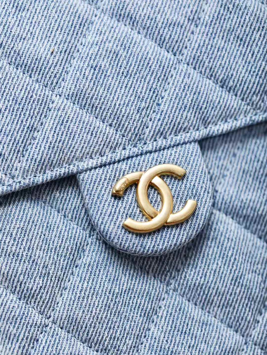 Chanel 25 Handbag view 6