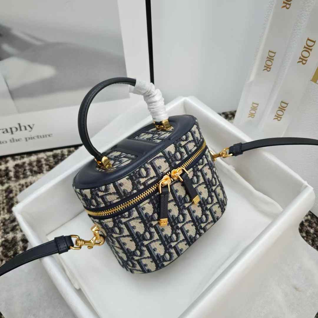 Dior 30 Montaigne Mini Vanity Case view 2