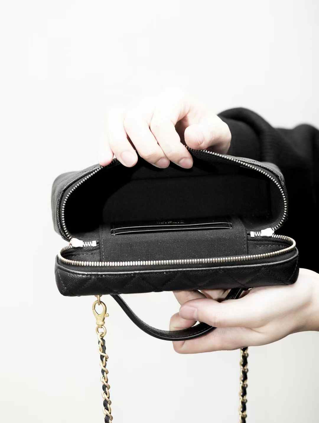 Chanel Chain clutch view 3