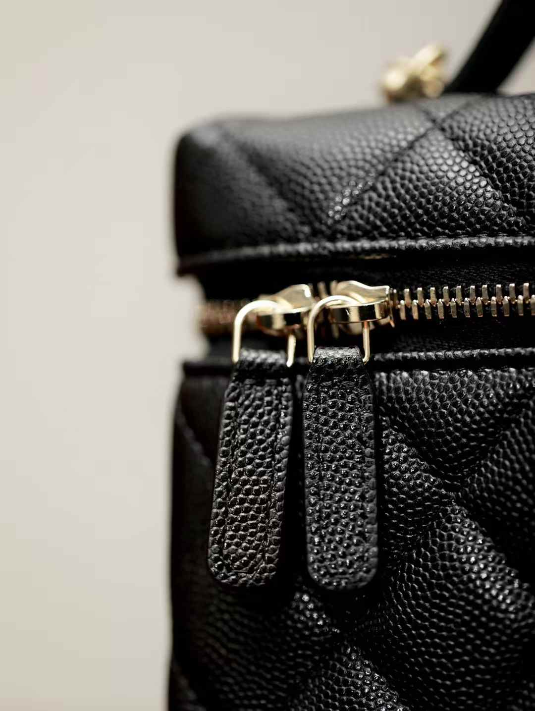 Chanel Chain clutch view 4