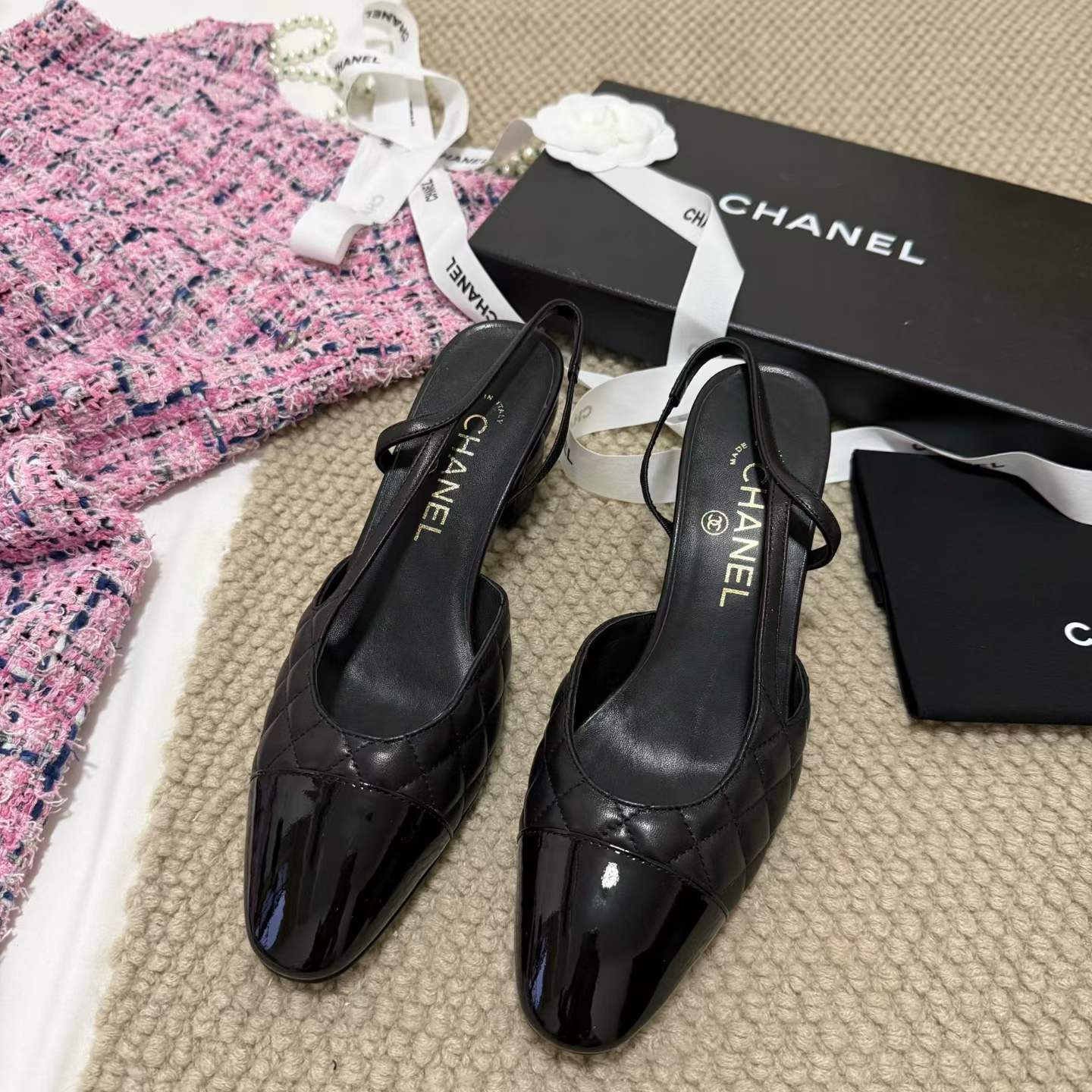 Chanel Middle heel leather shoes view 2