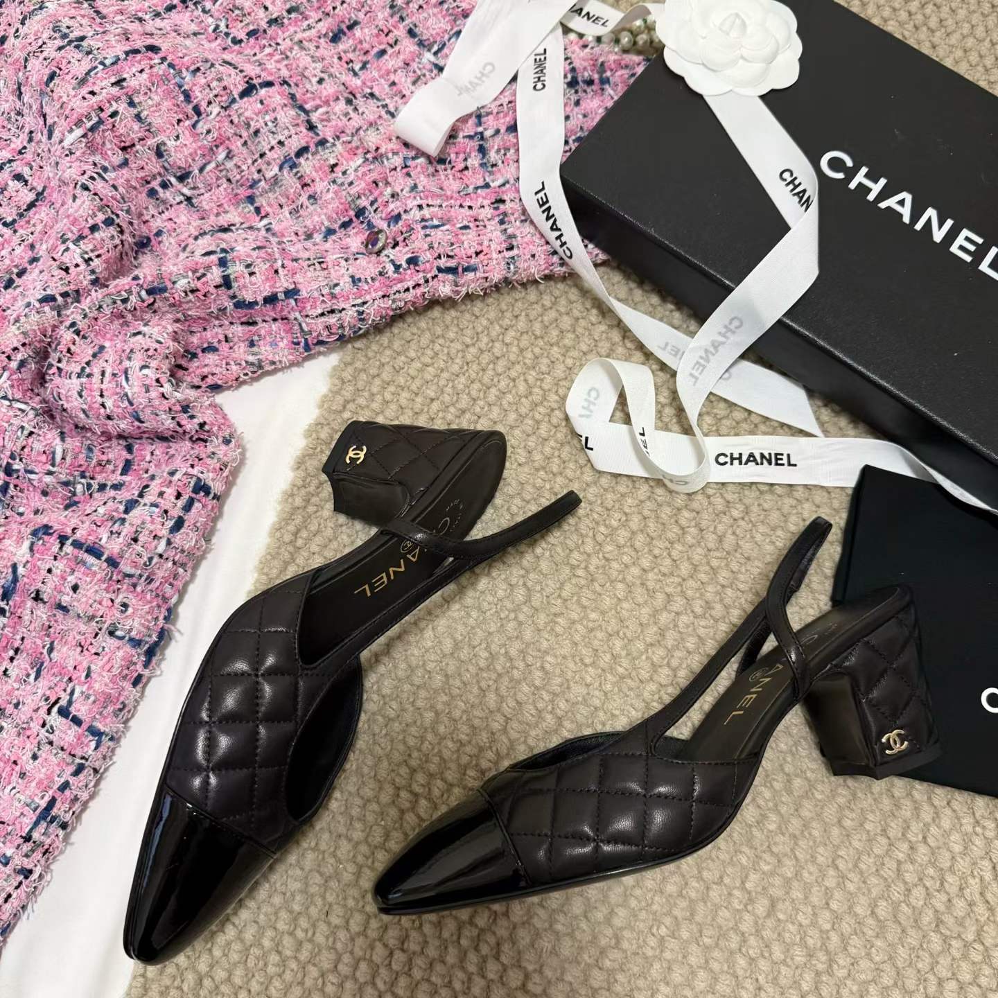 Chanel Middle heel leather shoes view 3