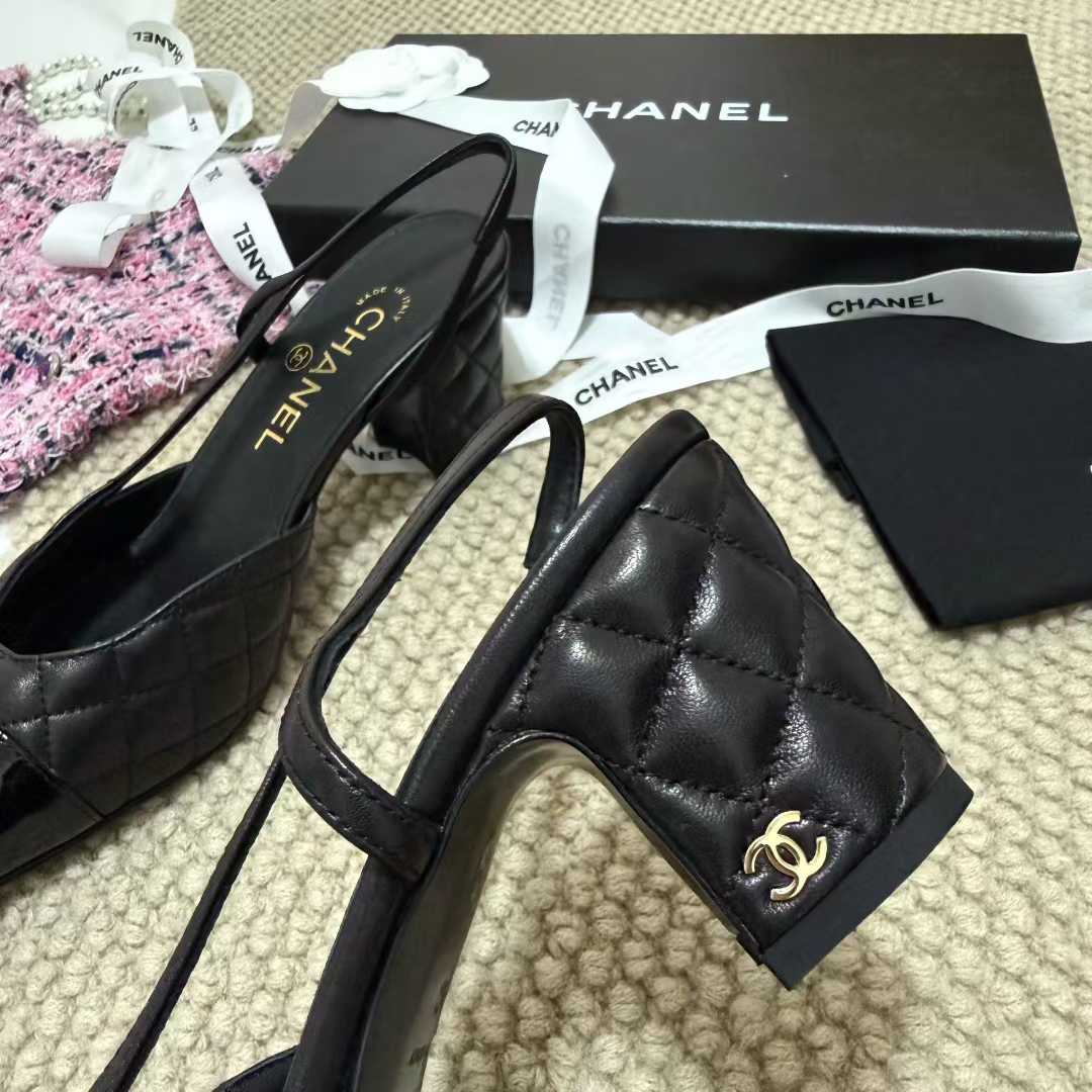 Chanel Middle heel leather shoes view 5