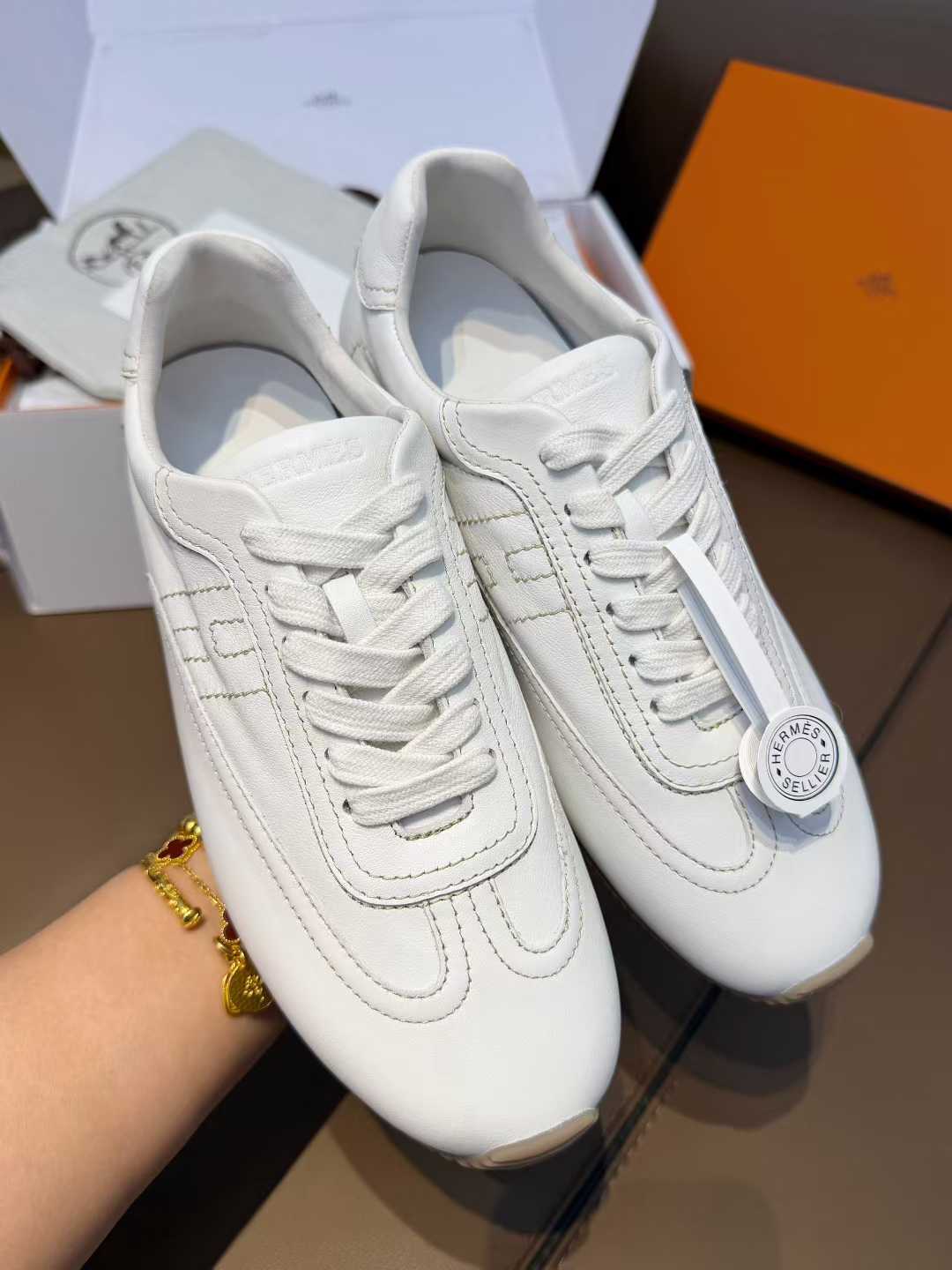 Hermès 26 Virtue training shoes view 1