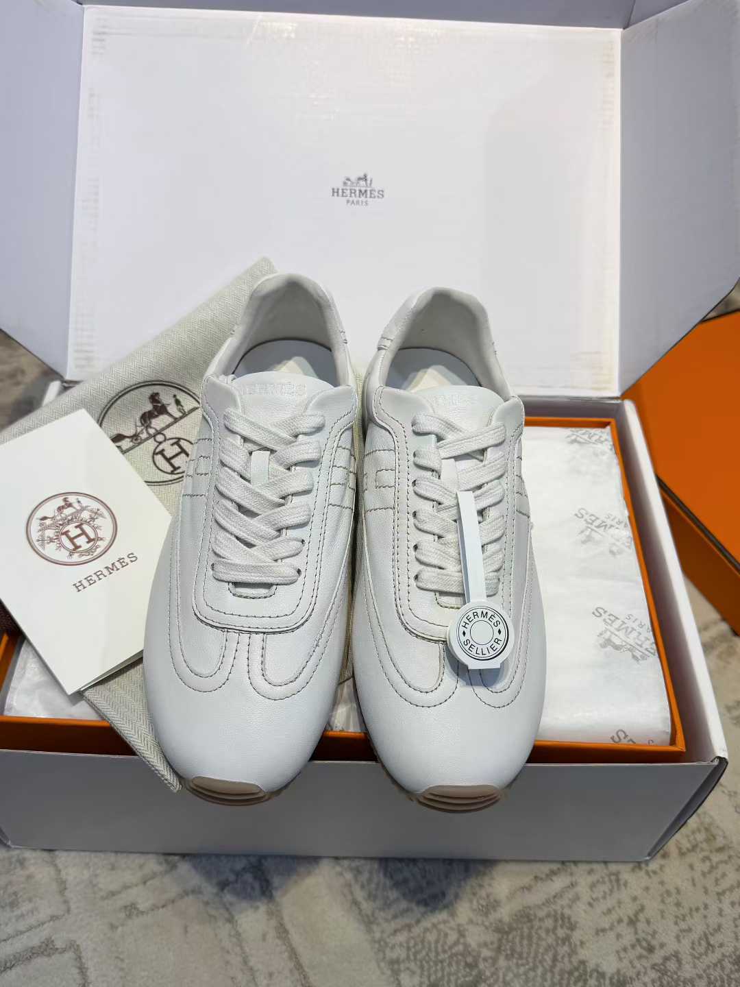 Hermès 26 Virtue training shoes view 2