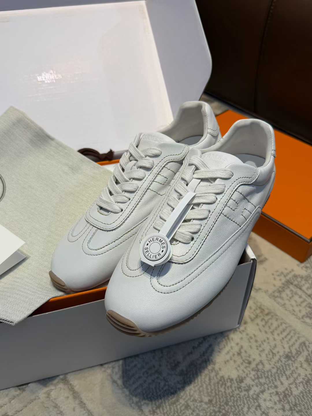 Hermès 26 Virtue training shoes view 3