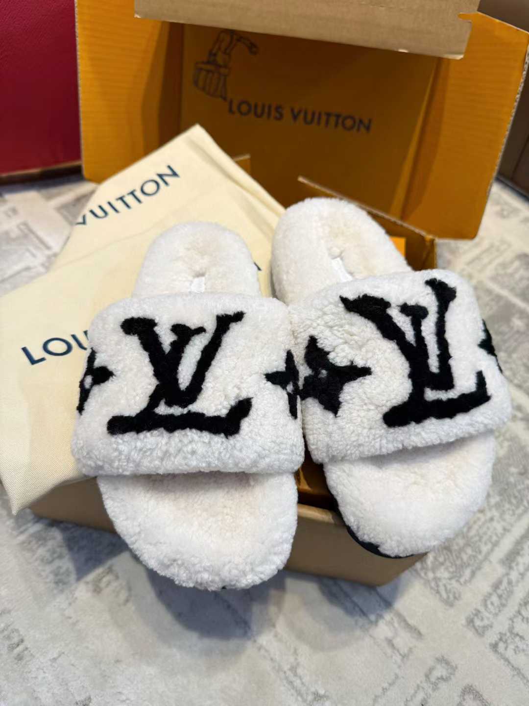 Louis Vuitton Wool slippers view 2