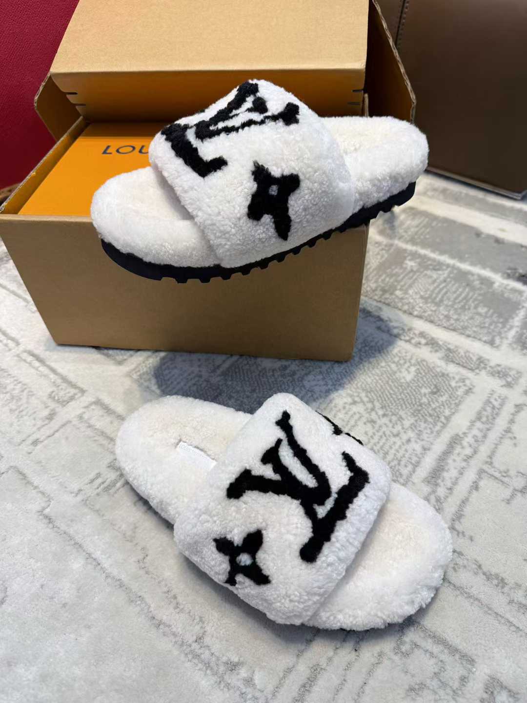 Louis Vuitton Wool slippers view 6
