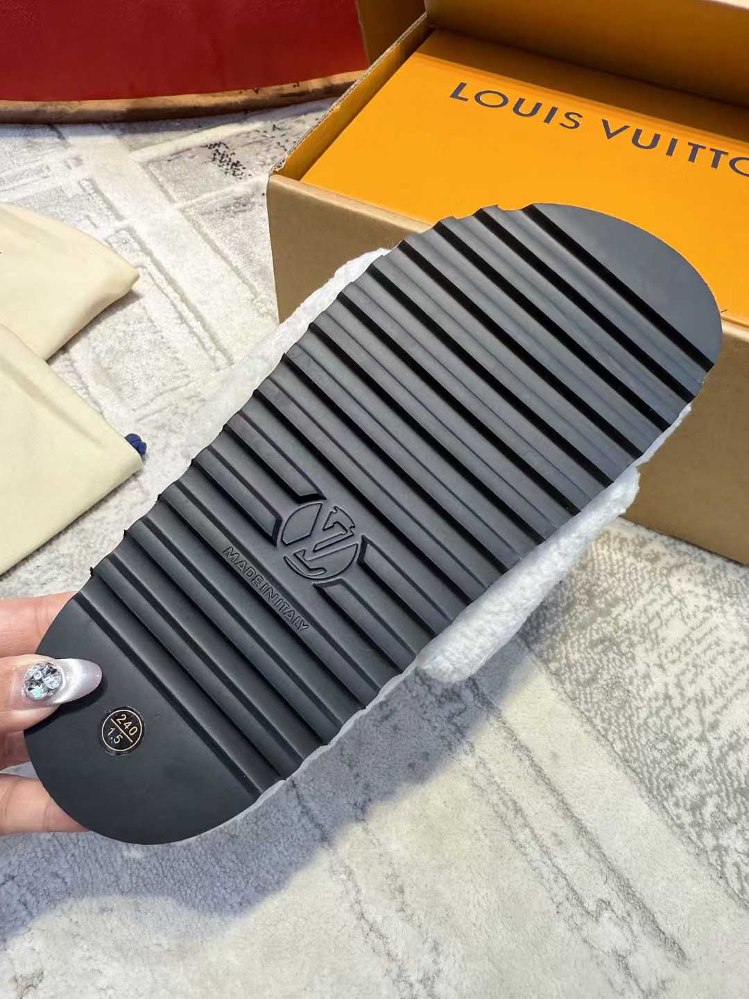 Louis Vuitton Wool slippers view 8
