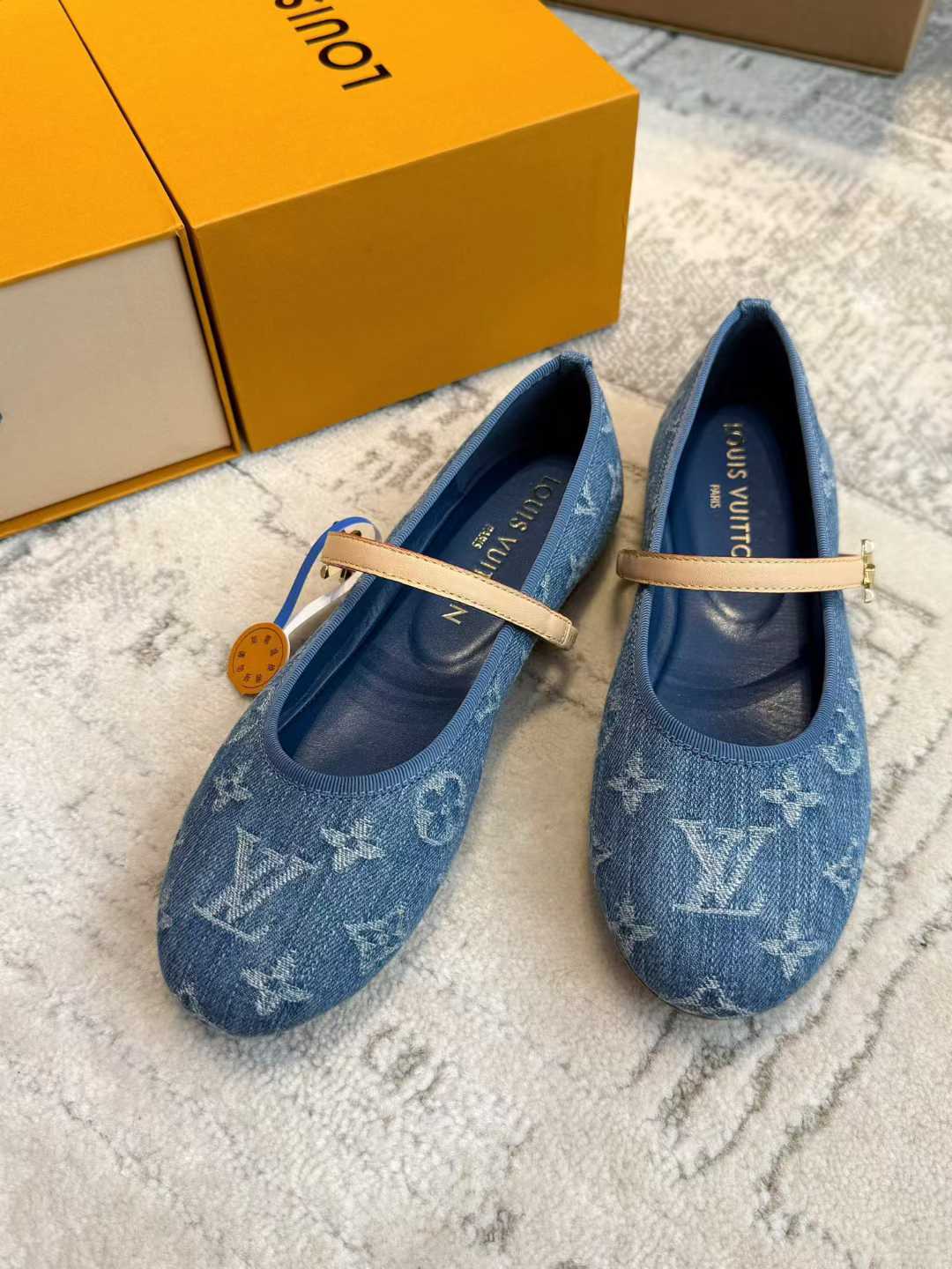 Louis Vuitton Flat shoes view 2