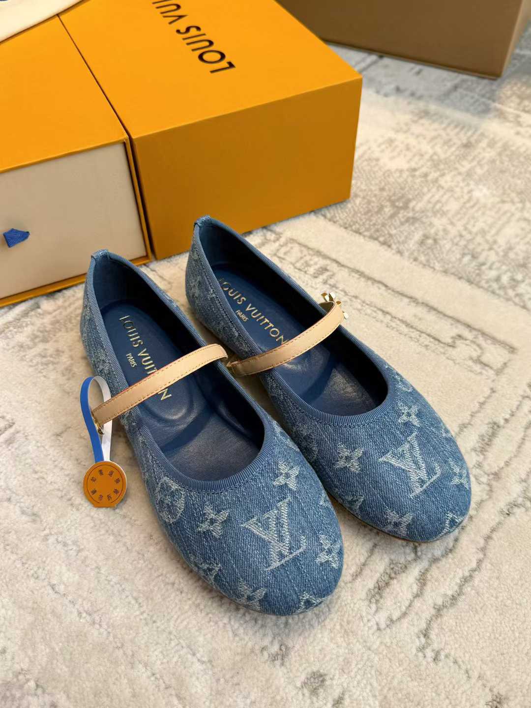 Louis Vuitton Flat shoes view 3