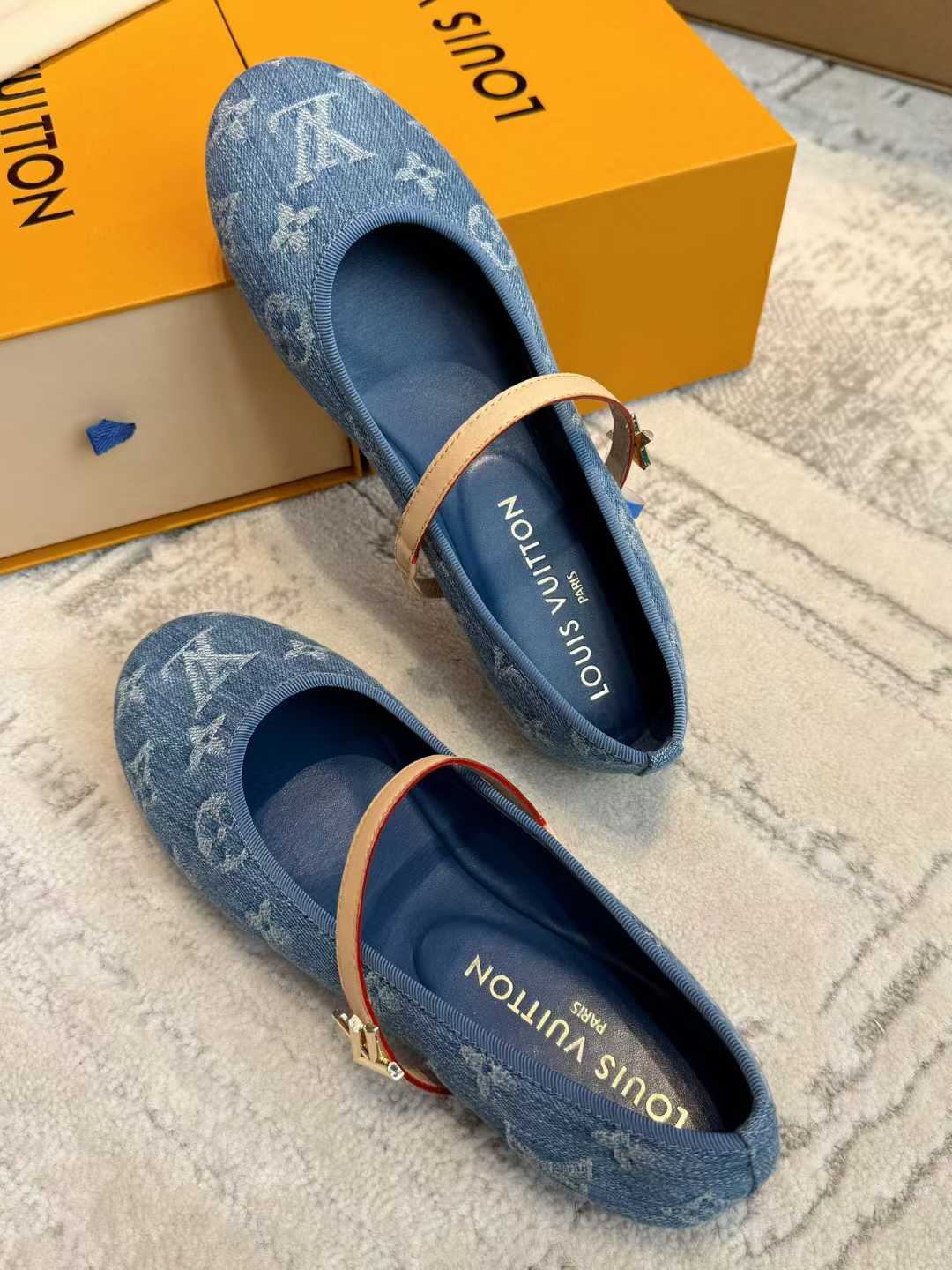 Louis Vuitton Flat shoes view 4