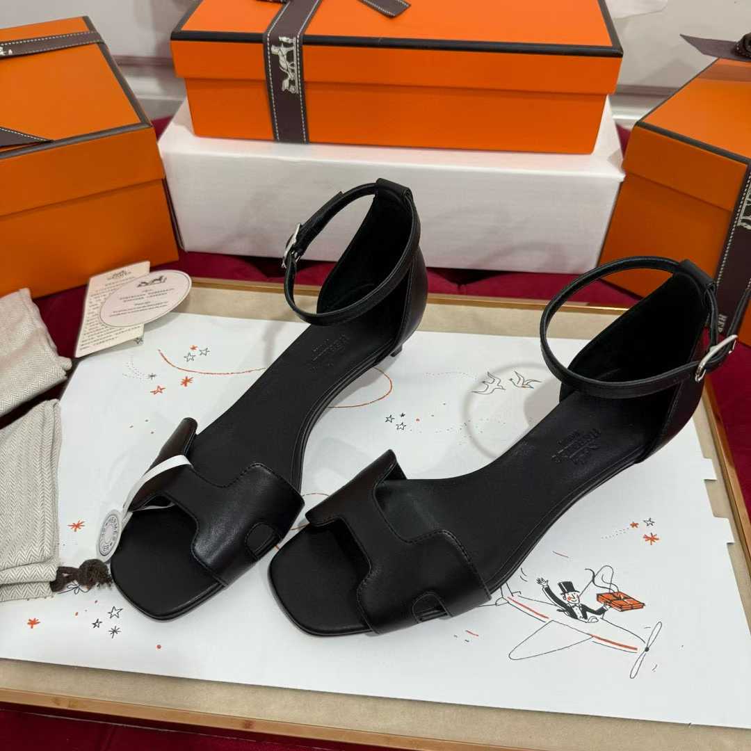 Hermès Slippers view 3
