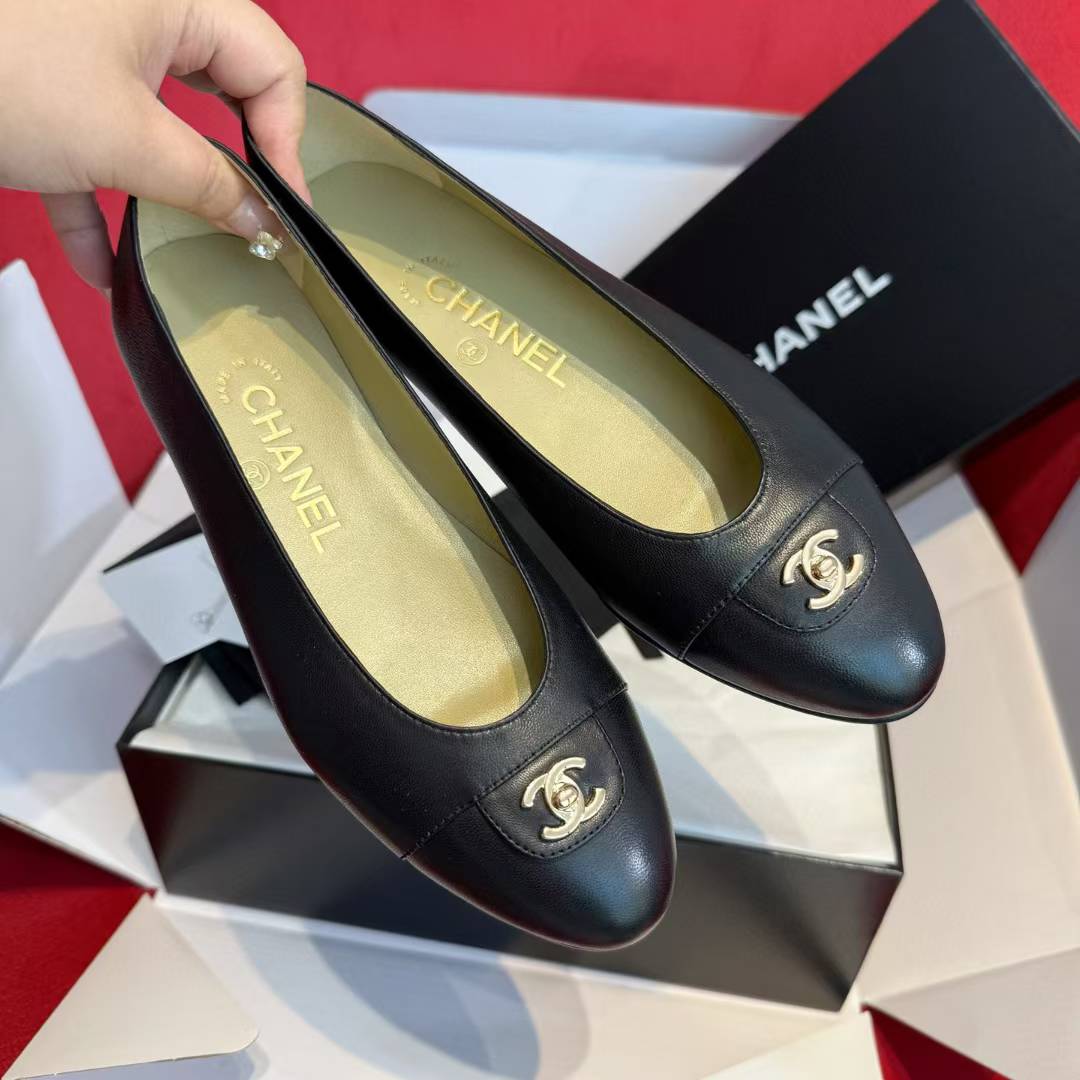 Chanel Flat-soled casual shoes view 2