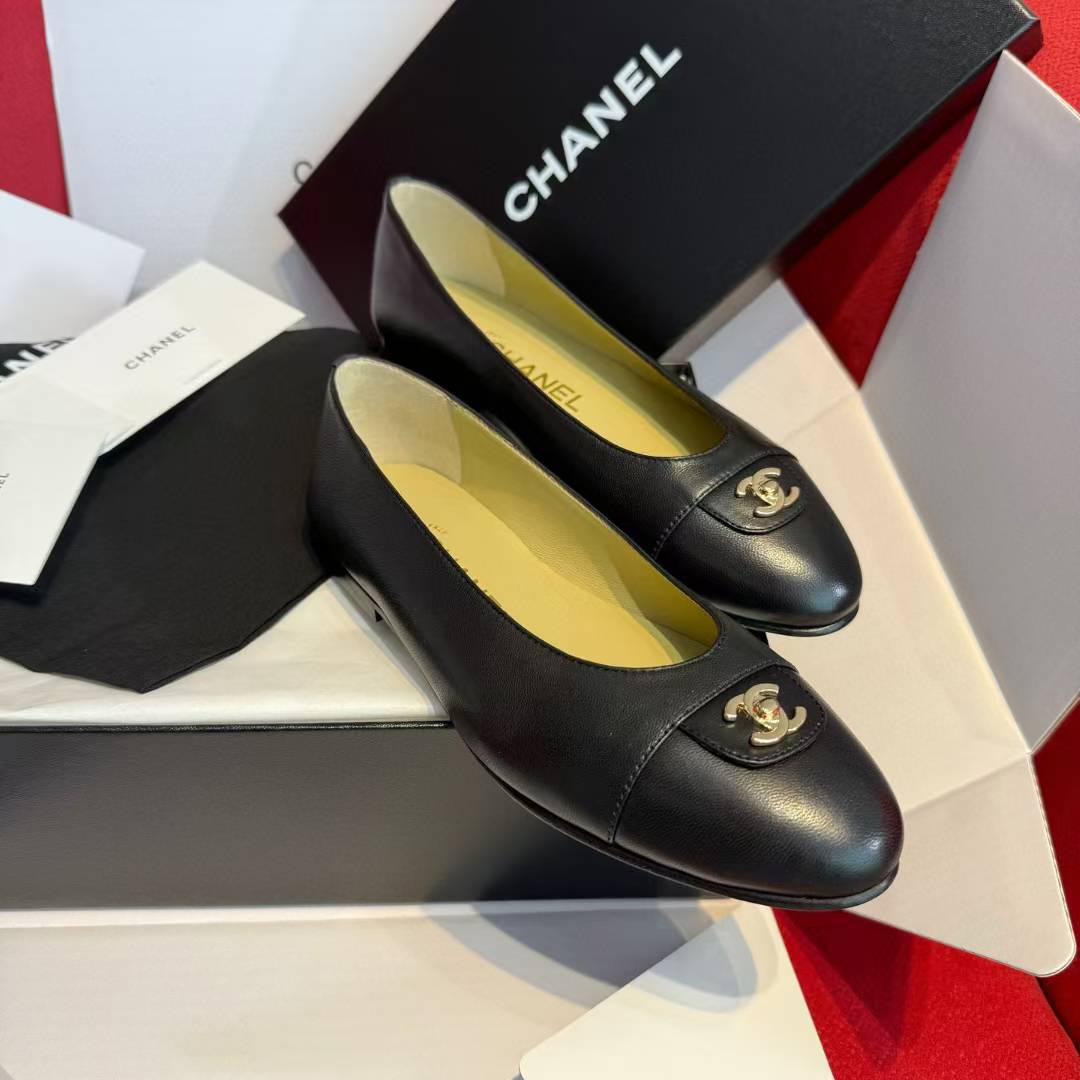 Chanel Flat-soled casual shoes view 3
