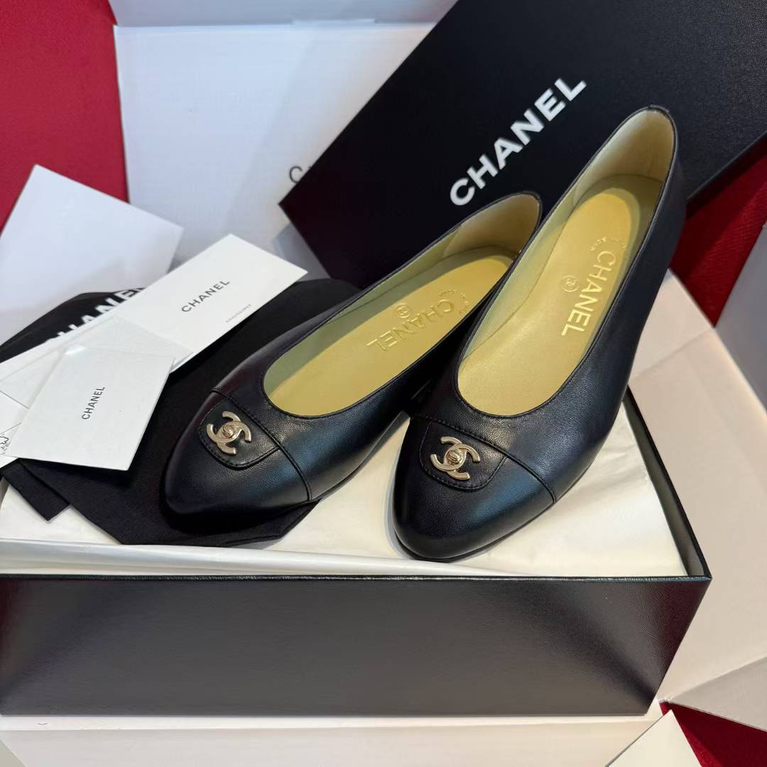 Chanel Flat-soled casual shoes view 4