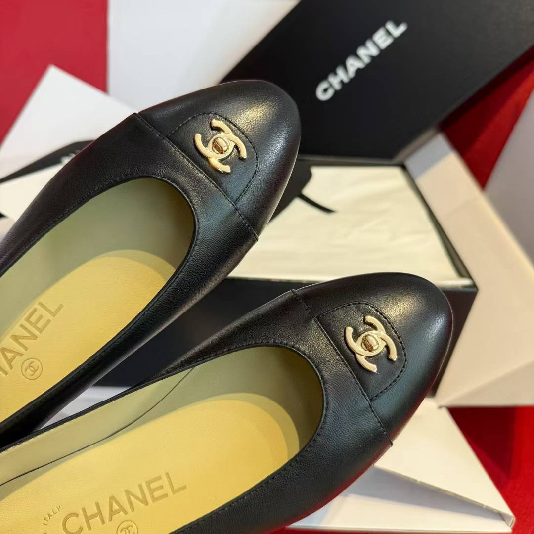 Chanel Flat-soled casual shoes view 8