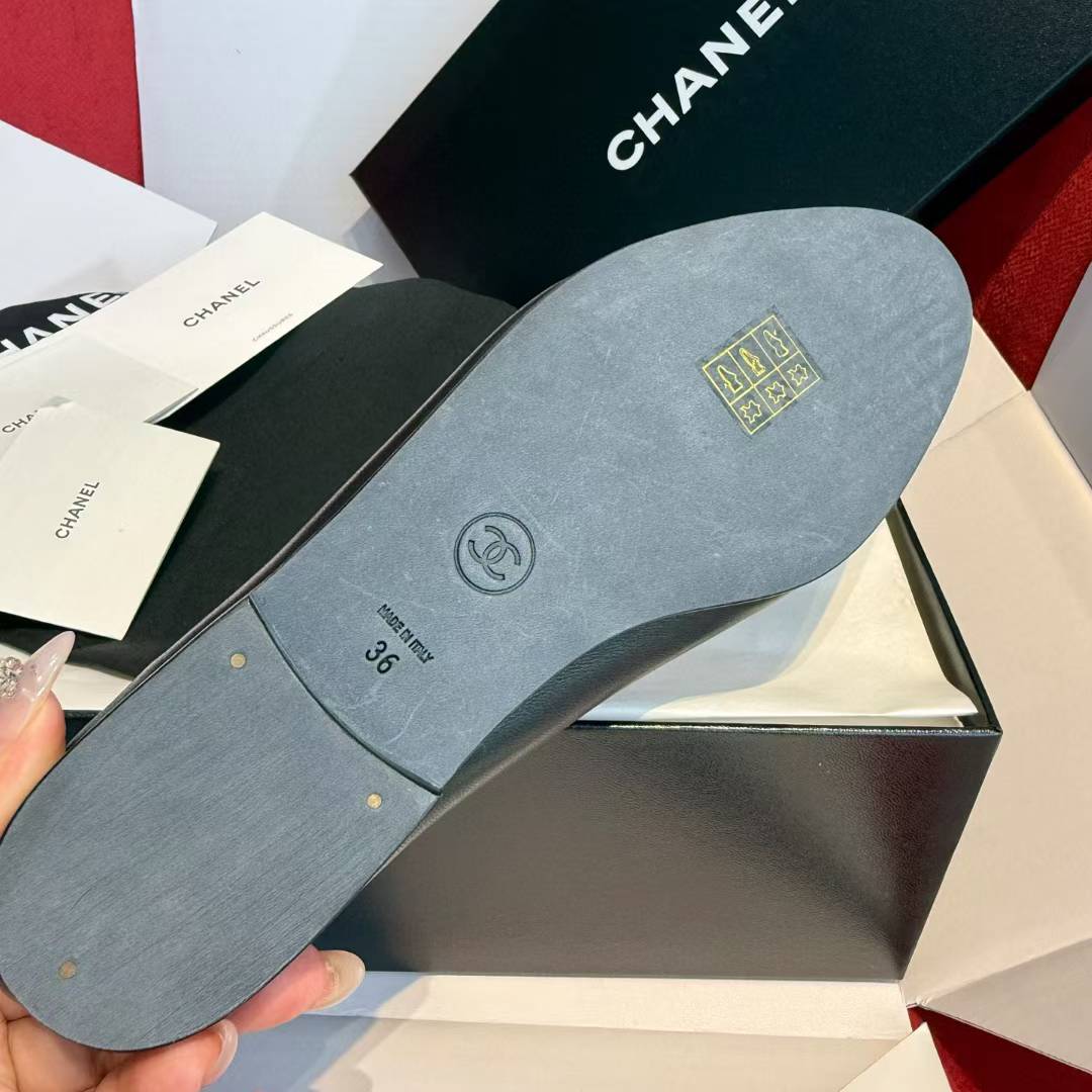 Chanel Flat-soled casual shoes view 9