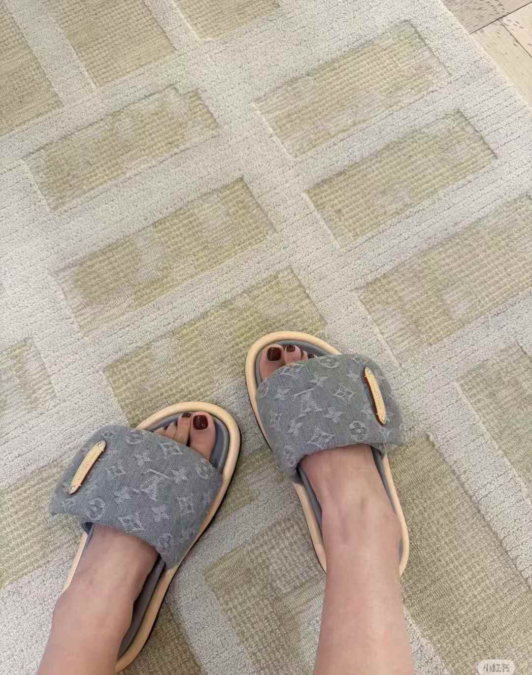 Louis Vuitton Slippers view 9