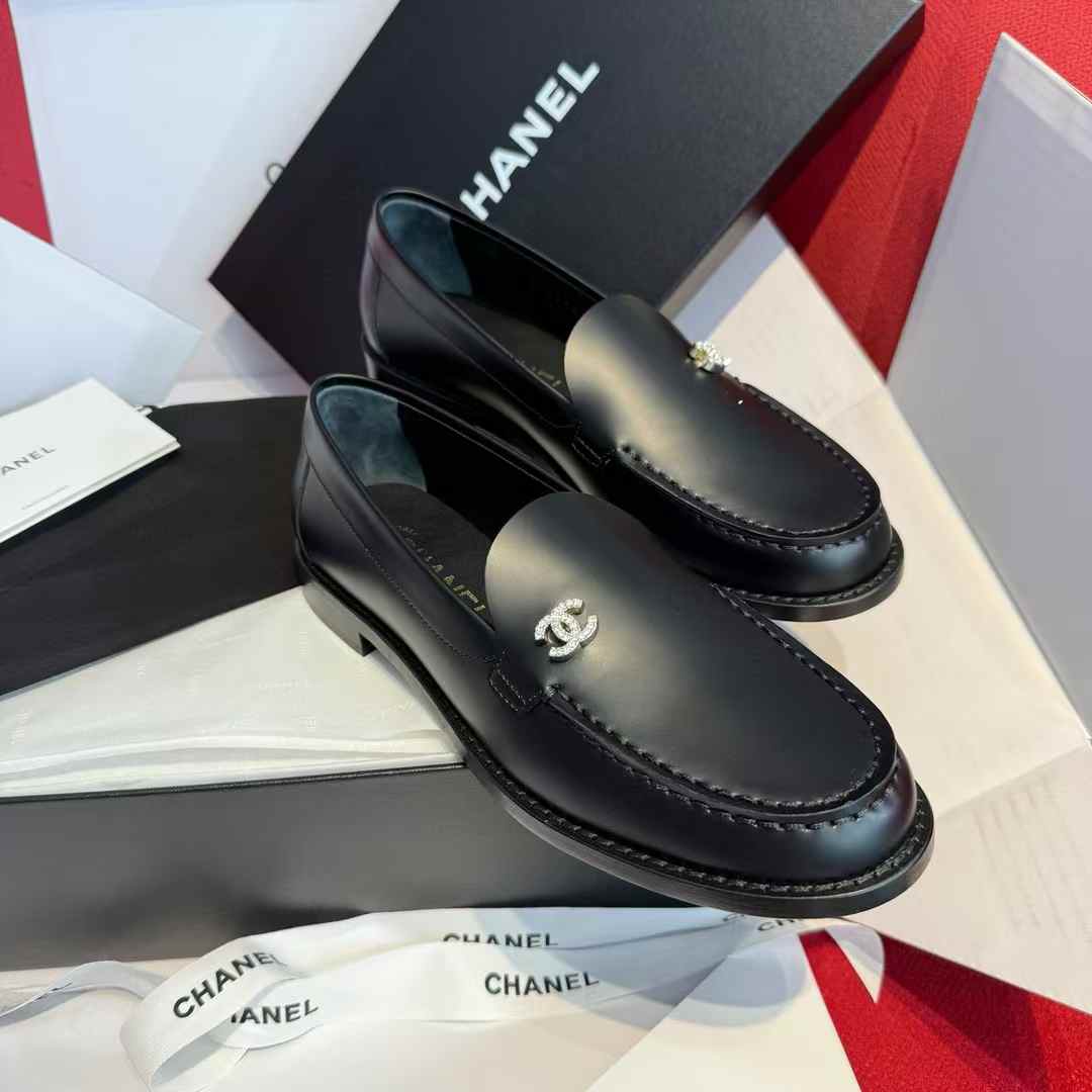 Chanel Flat leather shoes view 3