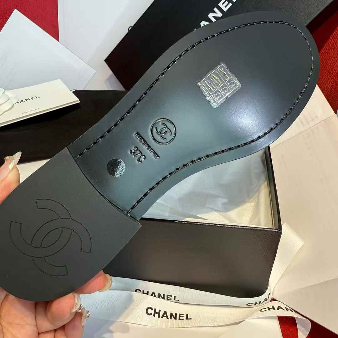 Chanel Flat leather shoes view 9