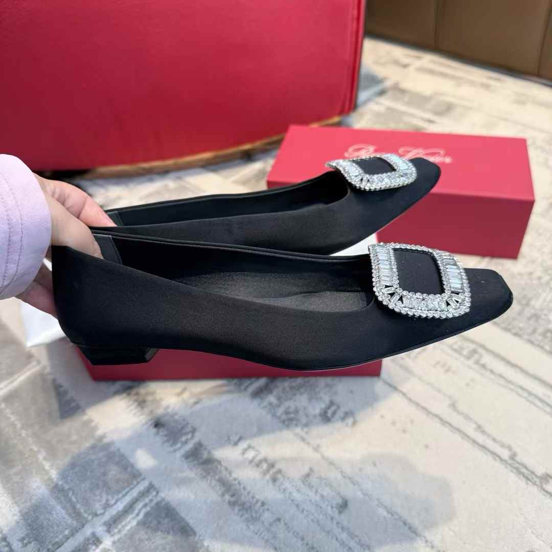 Roger Vivier Classic high heels view 2
