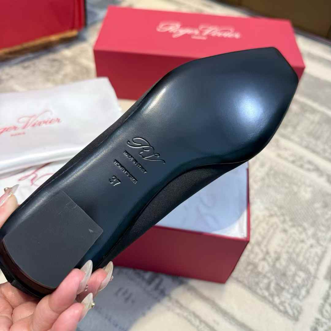 Roger Vivier Classic high heels view 9