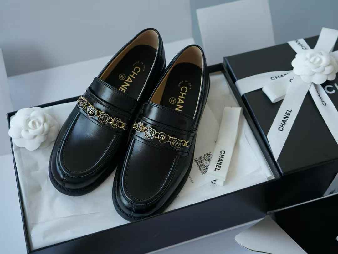 Chanel Flat-soled casual shoes view 10