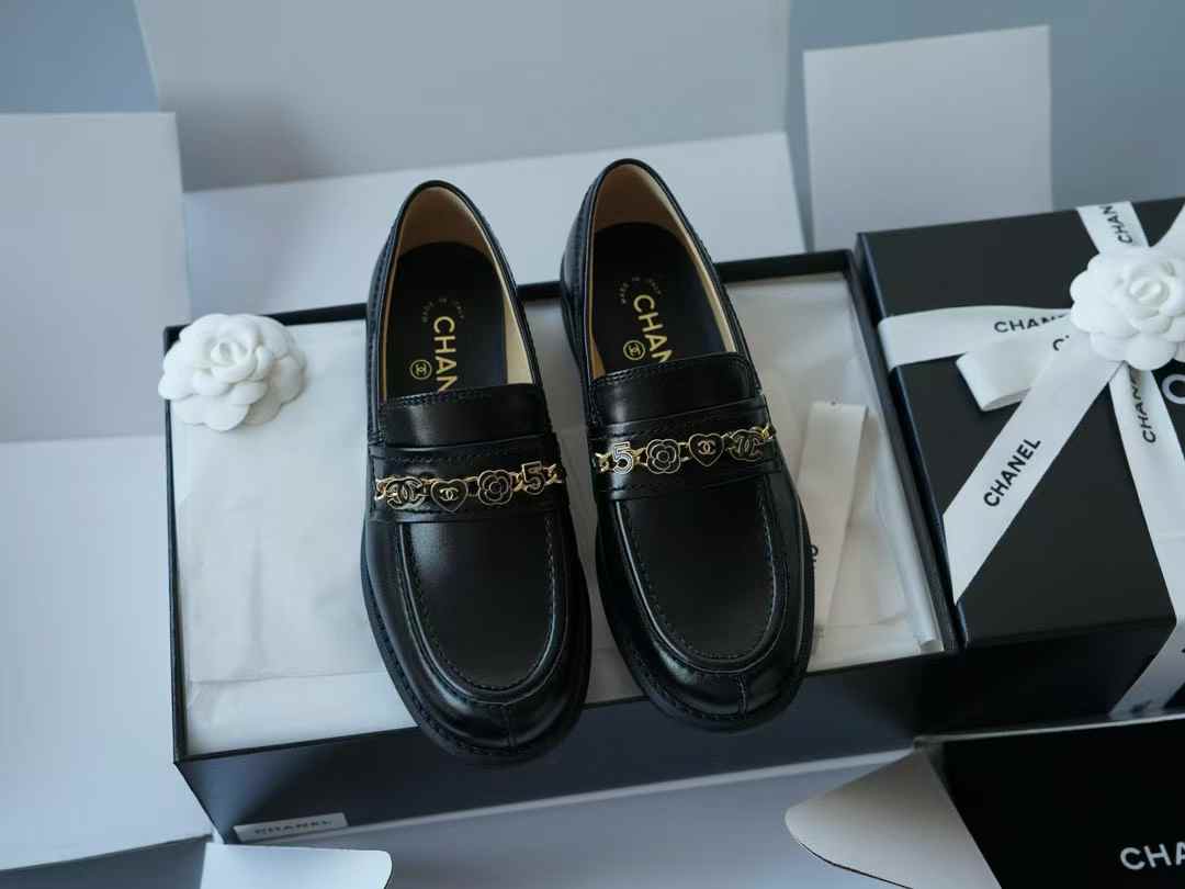 Chanel Flat-soled casual shoes view 2
