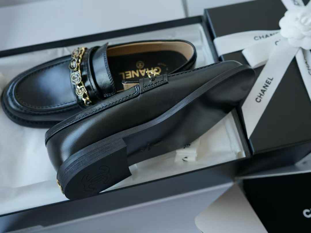 Chanel Flat-soled casual shoes view 3