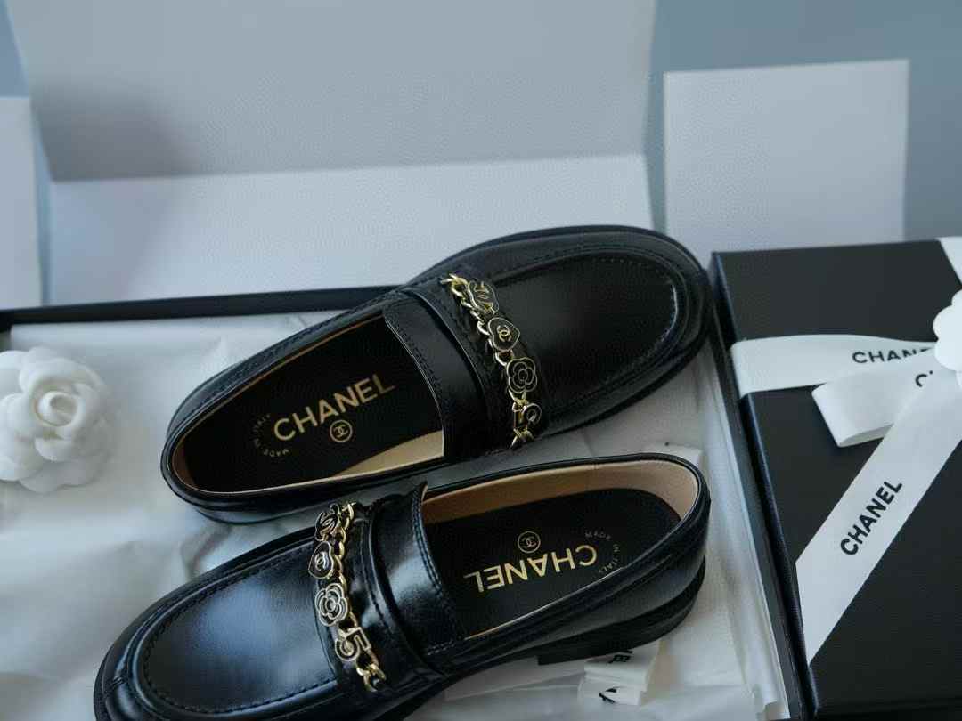 Chanel Flat-soled casual shoes view 4